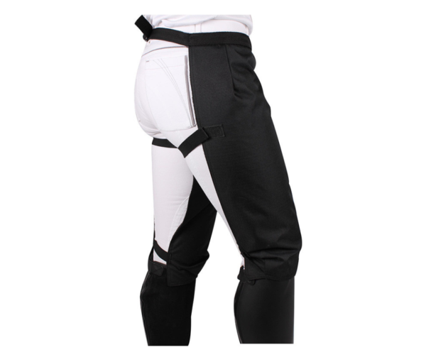 Les protections pour les jambes waterproof de QHP vous permettent de monter à cheval même en temps de pluie tout en gardant vos jambes au sec.